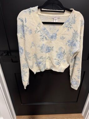 Sincerly Jules Cream V-Neck Sweater with Light Blue Floral Print